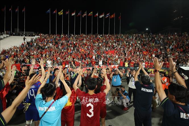 Vietnamese women’s football team thanks supporters. VNA Photo