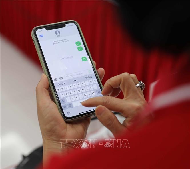 People can donate to the programme via two methods: Texting with the syntax TE to 1406 (20,000 VND (0.85 USD) a message) or donating via the 