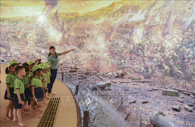 Trong ảnh: Giáo viên và học sinh trường Mầm non Nam Thanh, TP Điện Biên Phủ tham quan thực tế Bức tranh Panorama tại Bảo tàng Chiến thắng lịch sử Điện Biên Phủ. Ảnh: Xuân Tư – TTXVN