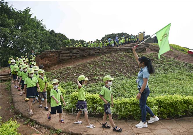 Trong ảnh: Một buổi tham quan thực tế tại Di tích Đồi A1 của các em học sinh trường Mầm non Nam Thanh, TP Điện Biên Phủ. Ảnh: Xuân Tư – TTXVN