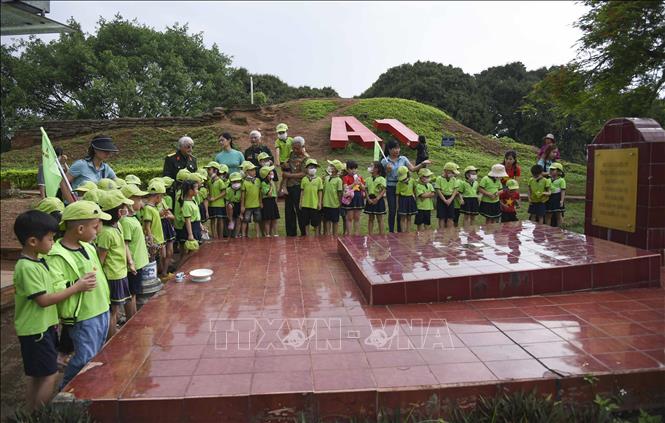 Trong ảnh: Giáo viên và học sinh trường Mầm non Nam Thanh, TP Điện Biên Phủ tham quan thực tế tại khu mộ tập thể trên Đồi A1. Ảnh: Xuân Tư – TTXVN