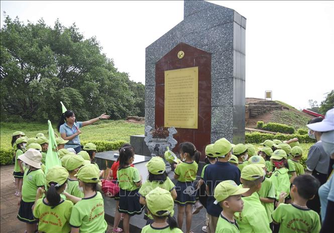 Trong ảnh: Giáo viên trở thành những thuyết minh viên truyền tải những thông điệp lịch sử cho các em học sinh. Ảnh: Xuân Tư – TTXVN