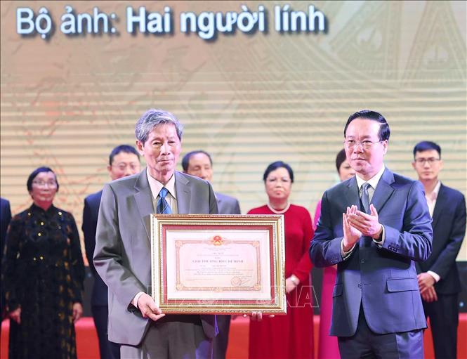 Chủ tịch nước Võ Văn Thưởng trao tặng Giải thưởng Hồ Chí Minh cho tác giả Chu Chí Thành, nguyên phóng viên Thông tấn xã Việt Nam với bộ ảnh 