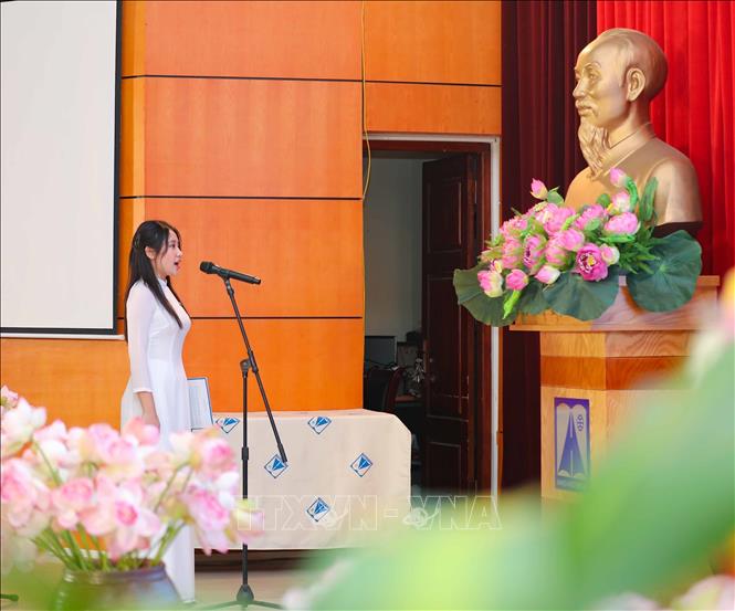 Thủ Thừa Trao huy hiệu Đảng nhân dịp sinh nhật Bác  Đài Phát thanh và  Truyền hình Long An