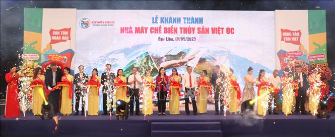 Trong ảnh: Lãnh đạo Tỉnh ủy, UBND tỉnh Bạc Liêu và lãnh đạo Tập đoàn Việt Úc cắt băng khánh thành. Ảnh: Chanh Đa - TTXVN 