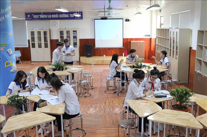 Học sinh lớp 9 trường THCS Hoàng Mai (quận Hoàng Mai) cùng nhau ôn tập trong không gian thư viện của trường. Ảnh: Thanh Tùng - TTXVN