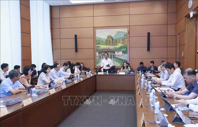NA Deputies from Hai Duong, Son La and Binh Thuan provinces discuss in a group. VNA Photo