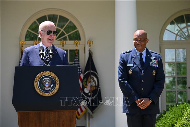 Tổng thống Mỹ Joe Biden (trái) thông báo đề cử Tướng Charles Brown (phải) làm Chủ tịch Hội đồng Tham mưu trưởng liên quân, tại Nhà Trắng ngày 25/5/2023. Ảnh: AFP/TTXVN