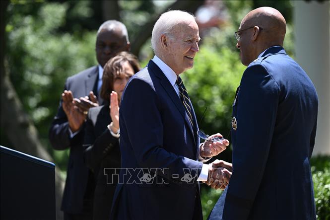 Tổng thống Mỹ Joe Biden (giữa) đề cử Tướng Charles Brown (phải) làm Chủ tịch Hội đồng Tham mưu trưởng liên quân mới, tại Nhà Trắng ngày 25/5/2023. Ảnh: AFP/TTXVN