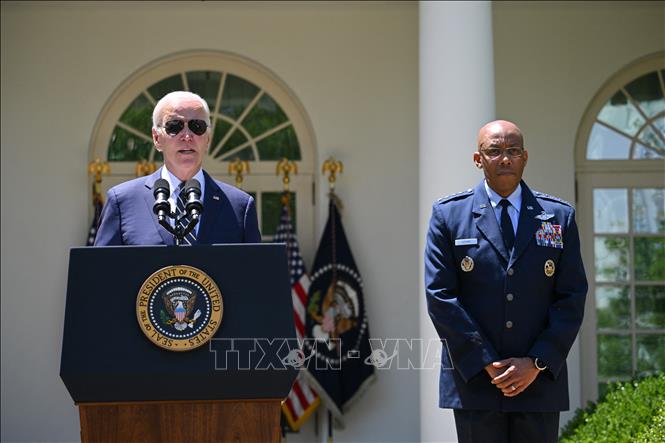 Tổng thống Mỹ Joe Biden (trái) đề cử Tướng Charles Brown (phải) làm Chủ tịch Hội đồng Tham mưu trưởng liên quân, tại Nhà Trắng ngày 25/5/2023. Ảnh: AFP/TTXVN