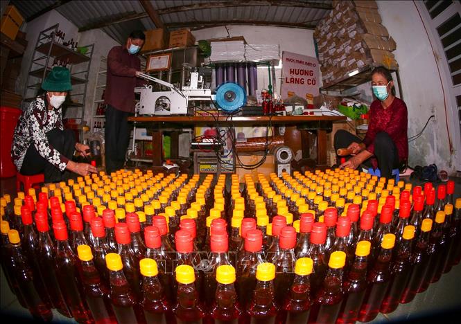 ‘Huong Lang Co’ (Ancient Village Savour) fish sauce meets standards such as non-chemical, zero-plastic, environment-friendly bamboo filters, terra-cotta jars, and glass bottles. VNA Photo: Trần Lê Lâm 