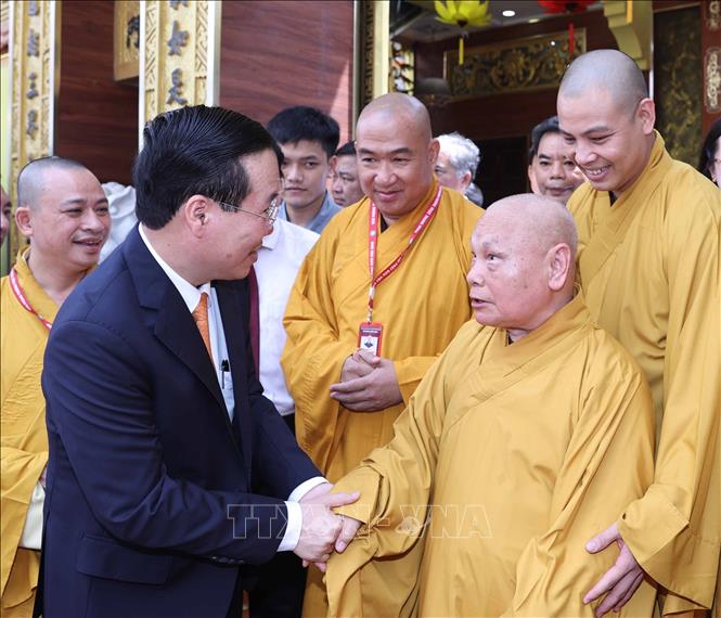 Chủ tịch nước Võ Văn Thưởng thăm, chúc mừng Hòa thượng Thích Thiện Nhơn, Chủ tịch Hội đồng Trị sự Giáo hội Phật giáo Việt Nam tại chùa Minh Đạo. Ảnh: Thống Nhất –TTXVN
