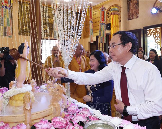 Đồng chí Nguyễn Văn Nên, Uỷ viên Bộ Chính trị, Bí thư Thành uỷ Thành phố Hồ Chí Minh thực hiện nghi thức tắm Phật tại chùa Minh Đạo. Ảnh: Thống Nhất –TTXVN
