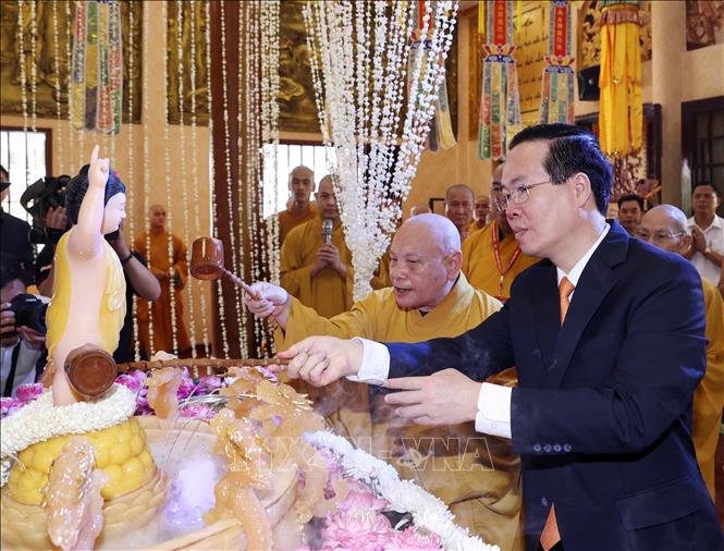 Chủ tịch nước Võ Văn Thưởng thực hiện nghi thức tắm Phật tại chùa Minh Đạo. Ảnh: Thống Nhất –TTXVN
