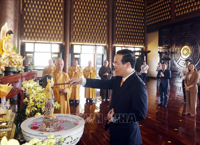 Chủ tịch nước Võ Văn Thưởng thực hiện nghi thức tắm Phật tại chùa Huê Nghiêm. Ảnh: Thống Nhất –TTXVN

