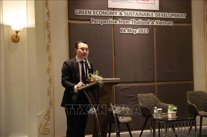 Nguyen Thanh Huy, who is in charge of the Vietnam Trade Office in Thailand speaks a seminar on green economy and orientations for developing sustainable products in Vietnam. VNA Photo: Huy Tiến