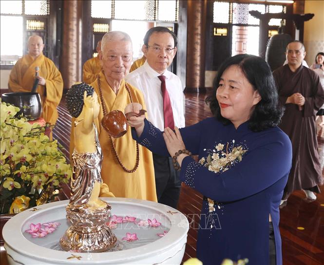 Bí thư Trung ương Đảng, Trưởng ban Dân vận Trung ương Bùi Thị Minh Hoài thực hiện nghi thức tắm Phật  tại chùa Huê Nghiêm. Ảnh: Thống Nhất –TTXVNB