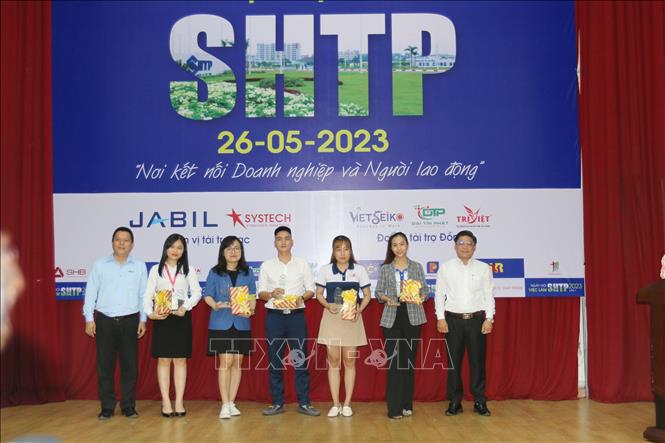Trong ảnh: Ông Nguyễn Đức Huy (trái), Giám đốc SHTP Training, trao quà lưu niệm cho doanh nghiệp tại Ngày hội việc làm Khu công nghệ cao - SHTP lần 1 năm 2023. Ảnh: Thanh Vũ - TTXVN
