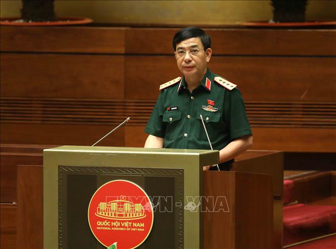 Bộ trưởng Bộ Quốc phòng Phan Văn Giang trình bày Tờ trình về dự án Luật Quản lý, bảo vệ công trình quốc phòng và khu quân sự. Ảnh: An Đăng - TTXVN