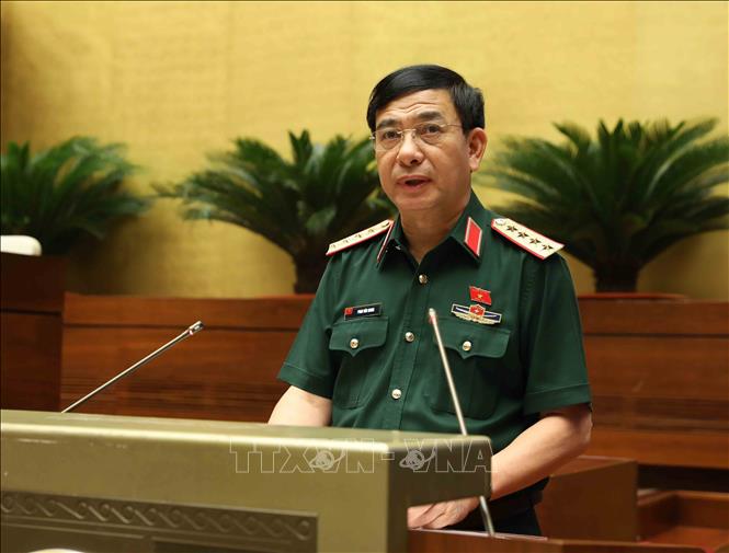 Bộ trưởng Bộ Quốc phòng Phan Văn Giang trình bày Tờ trình về dự án Luật Quản lý, bảo vệ công trình quốc phòng và khu quân sự. Ảnh: An Đăng - TTXVN