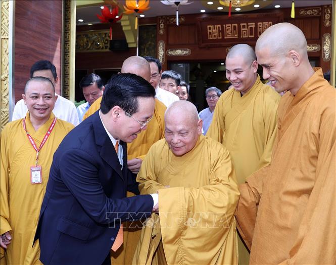 President Vo Van Thuong meets Most Venerable Thich Thien Nhon, President of the VBS’s Executive Council, at Minh Dao Pagoda. VNA Photo: Thống Nhất 
