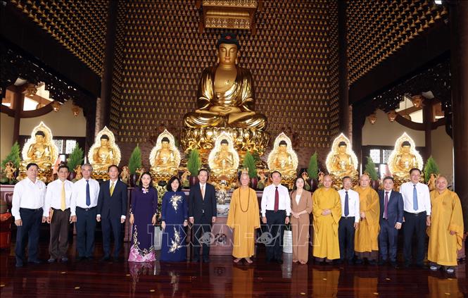 Delegates pose for a group photo at Hue Nghiem pagoda. VNA Photo: Thống Nhất