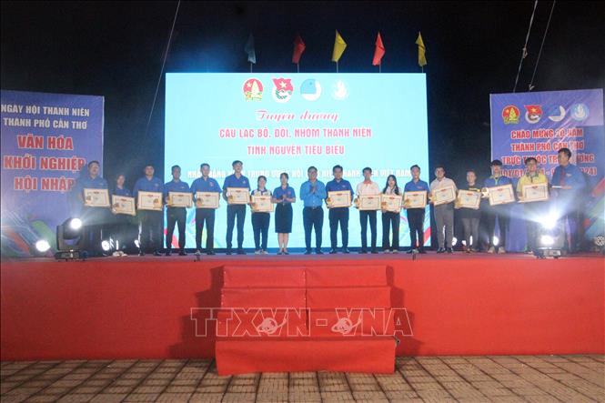 Lễ trao Bằng khen Ủy ban Trung ương Hội Liên hiệp Thanh niên Việt Nam cho câu lạc bộ, đội, nhóm tình nguyện tiêu biểu thành phố Cần Thơ năm 2023. Ảnh: Trung Kiên - TTXVN