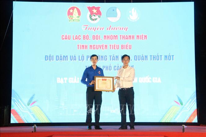 Lễ trao Bằng khen Trung ương Đoàn cho Đội Dặm, vá lộ phường Tân Lộc, quận Thốt Nốt đạt Giải thưởng tình nguyện Quốc gia năm 2022. Ảnh: Trung Kiên - TTXVN