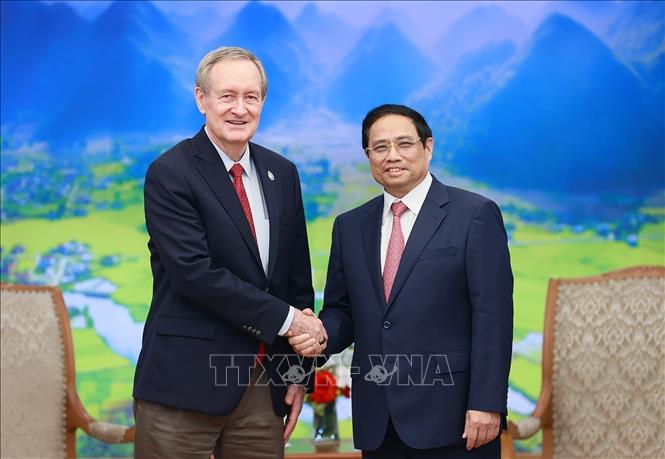 Prime Minister Pham Minh Chinh receives US Senator Mike Crapo in Hanoi on May 26. VNA Photo: Dương Giang