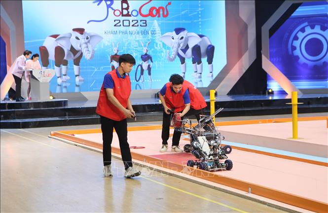 Một số tình huống thi đấu giữa các đội tại vòng chung kết Cuộc thi Robocon Việt Nam 2023. Ảnh: Công Luật - TTXVN
