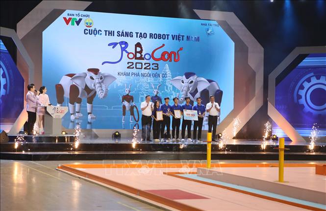 Ban tổ chức trao giải Nhất cho đội Đại học Công nghiệp Hà Nội tại Vòng chung kết cuộc thi Robocon Việt Nam 2023. Ảnh: Công Luật - TTXVN

