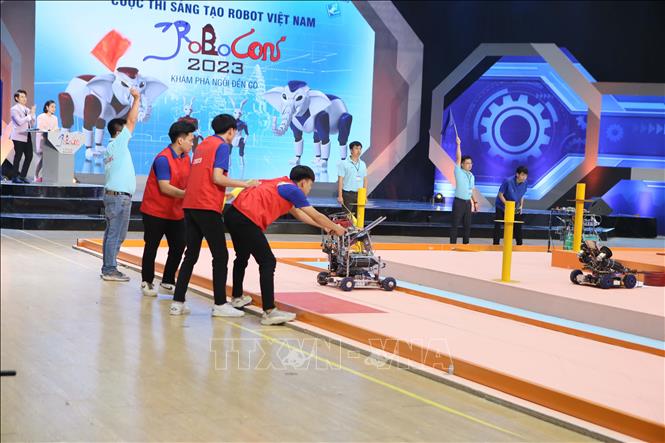 Một số tình huống thi đấu giữa các đội tại vòng chung kết Cuộc thi Robocon Việt Nam 2023. Ảnh: Công Luật - TTXVN
