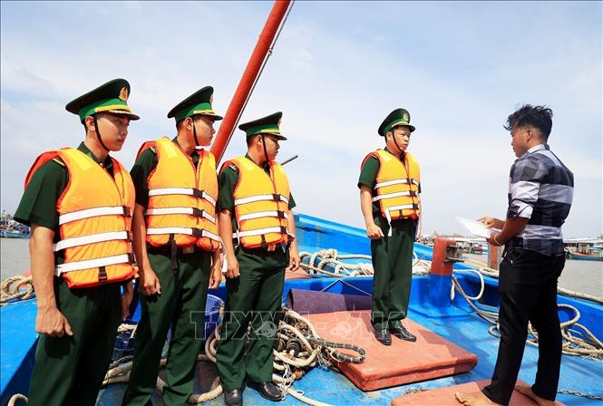Trong ảnh: Bộ đội Biên phòng Cà Mau kiểm tra, phòng chống IUU trên tàu cá. Ảnh: Hồng Đạt - TTXVN
