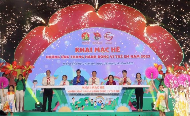 Delegates launch activities of the progamme. VNA Photo: Thu Hương