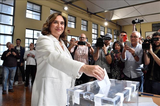Ứng cử viên Thị trưởng thành phố Barcelona (Tây Ban Nha), bà Ada Colau, bỏ phiếu bầu cử địa phương và cấp vùng tại Barcelona, ngày 28/5/2023. Ảnh: AFP/TTXVN