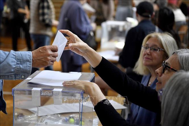 Cử tri bỏ phiếu trong cuộc bầu cử địa phương và cấp vùng tại Barcelona, Tây Ban Nha ngày 28/5/2023. Ảnh: AFP/TTXVN