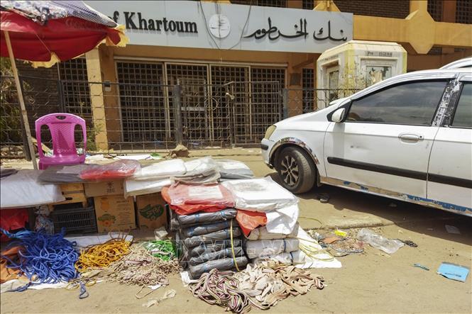 Một chi nhánh ngân hàng phải đóng cửa do giao tranh tại Wad Madani, bang Al-Jazirah, Sudan, ngày 28/5/2023. Ảnh: AFP/TTXVN