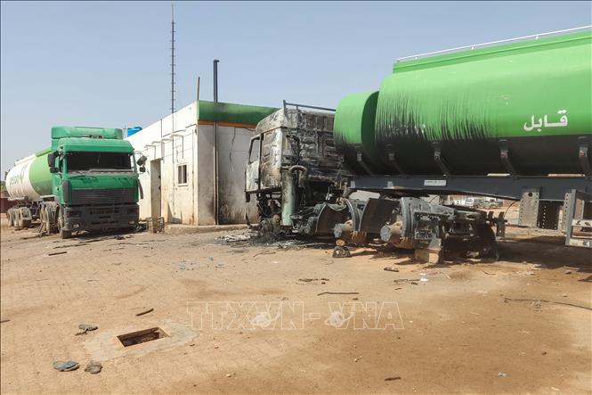 Trạm xăng bị phá hủy trong cuộc giao tranh tại Khartoum, Sudan, ngày 28/5/2023. Ảnh: AFP/TTXVN