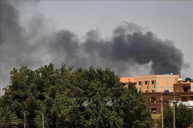 Khói bốc lên trong cuộc giao tranh giữa quân đội Sudan và lực lượng bán quân sự RSF tại Khartoum, ngày 27/5/2023. Ảnh: AFP/TTXVN