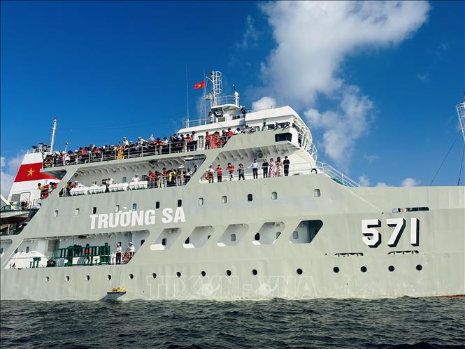 Trong ảnh: Đoàn công tác số 4/2023 trên tàu 571 tổ chức Lễ tưởng niệm các Anh hùng liệt sỹ đã hy sinh trên quần đảo Trường Sa. Ảnh: Thùy Giang-TTXVN
