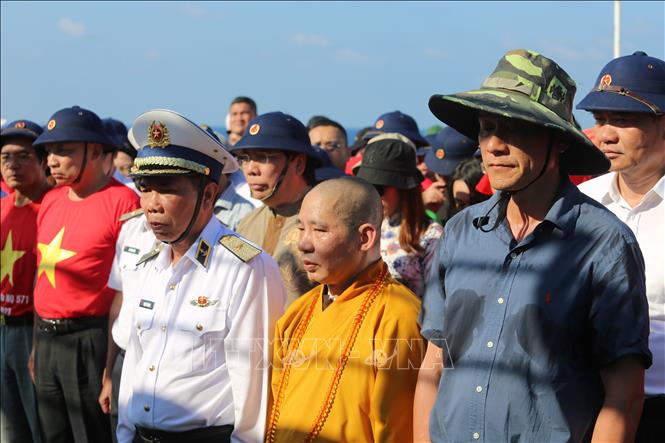 Trong ảnh: Đoàn công tác số 4/2023 tổ chức Lễ tưởng niệm các anh hùng liệt sỹ đã hy sinh trên quần đảo Trường Sa. Ảnh: Hồng Sơn-TTXVN