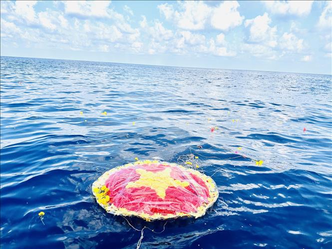 Trong ảnh: Chiếc vòng hoa thả xuống biển tại Quần đảo Trường Sa để tưởng nhớ các chiến sỹ đã vĩnh viễn nằm lại giữa biển khơi. Ảnh: Thùy Giang-TTXVN