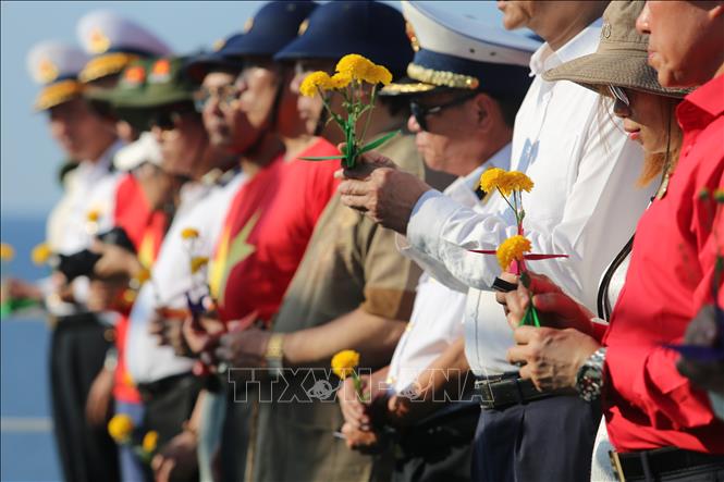 Trong ảnh: Lễ tưởng niệm các Anh hùng liệt sỹ đã hy sinh trên quần đảo Trường Sa. Ảnh: Hồng Sơn-TTXVN