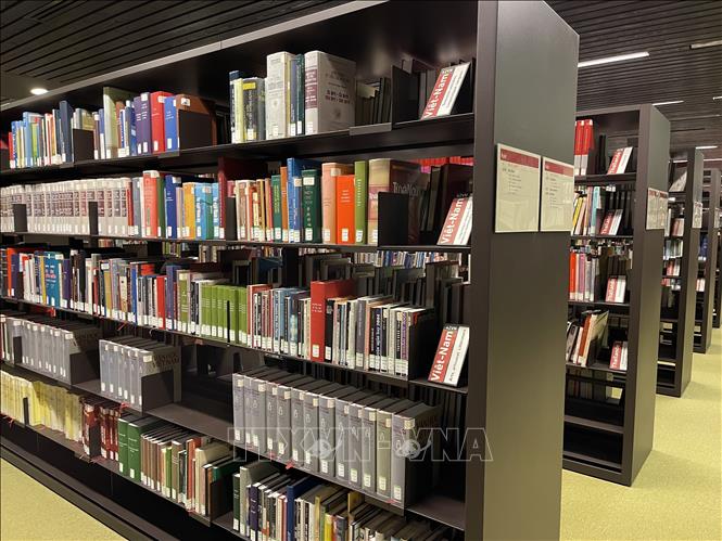 Books and documents on Vietnamese studies at the University Library of Languages and Civilisations. VNA Photo: Thu Hà