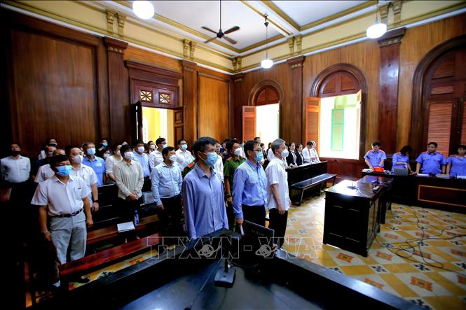 Trong ảnh: 10 bị cáo hầu tòa trong vụ án xảy ra tại CNS. Ảnh: Thành Chung - TTXVN
