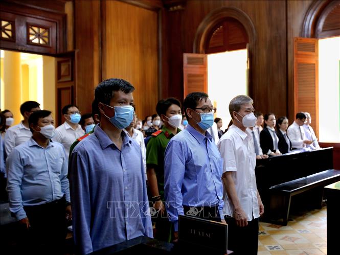 Trong ảnh: 10 bị cáo hầu tòa trong vụ án xảy ra tại CNS. Ảnh: Thành Chung - TTXVN