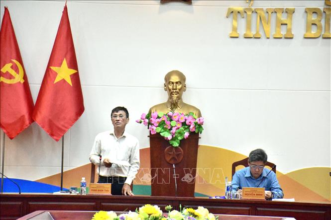 Trong ảnh: Giám đốc Sở Giáo dục và Đào tạo tỉnh Bình Thuận Phan Đoàn Thái báo cáo tiến độ chuẩn bị kỳ thi tại Hội nghị. Ảnh: Hồng Hiếu- TTXVN