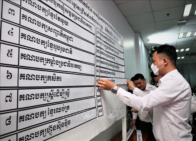Trong ảnh: Nhân viên NEC tiến hành niêm yết kết quả bốc thăm tại buổi lễ. Ảnh: Huỳnh Thảo - PV TTXVN tại Campuchia.