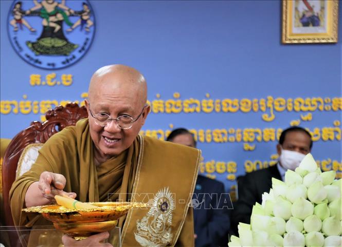 Trong ảnh: 1 trong 2 vị Đại Tăng thống của Giáo hội Phật giáo Vương quốc Campuchia lần lượt bốc thăm ngẫu nhiên tên các chính đảng tham gia cuộc tổng tuyển cử năm 2023 ở Campuchia. Ảnh: Huỳnh Thảo - PV TTXVN tại Campuchia.
