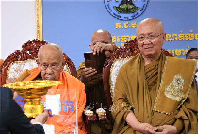 Trong ảnh: 2 vị Đại Tăng thống của Giáo hội Phật giáo Vương quốc Campuchia lần lượt bốc thăm ngẫu nhiên tên các chính đảng tham gia cuộc tổng tuyển cử năm 2023 ở Campuchia. Ảnh: Huỳnh Thảo - PV TTXVN tại Campuchia.